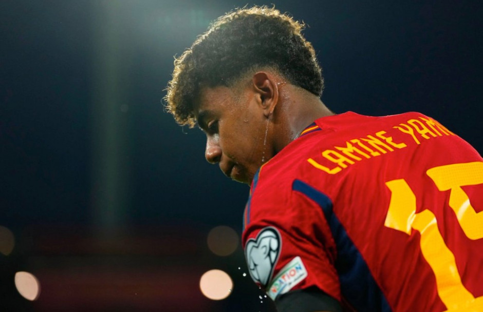 曼联小将莱西染红，哈格里夫斯：他还是孩子，会吸取教训的