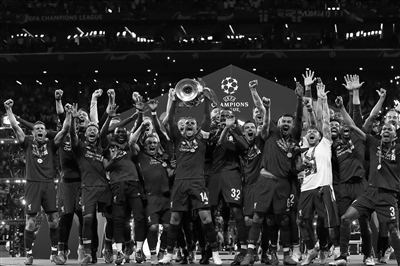 刚刚！湖人狂胜25分！詹姆斯30分，差一个篮板就三双