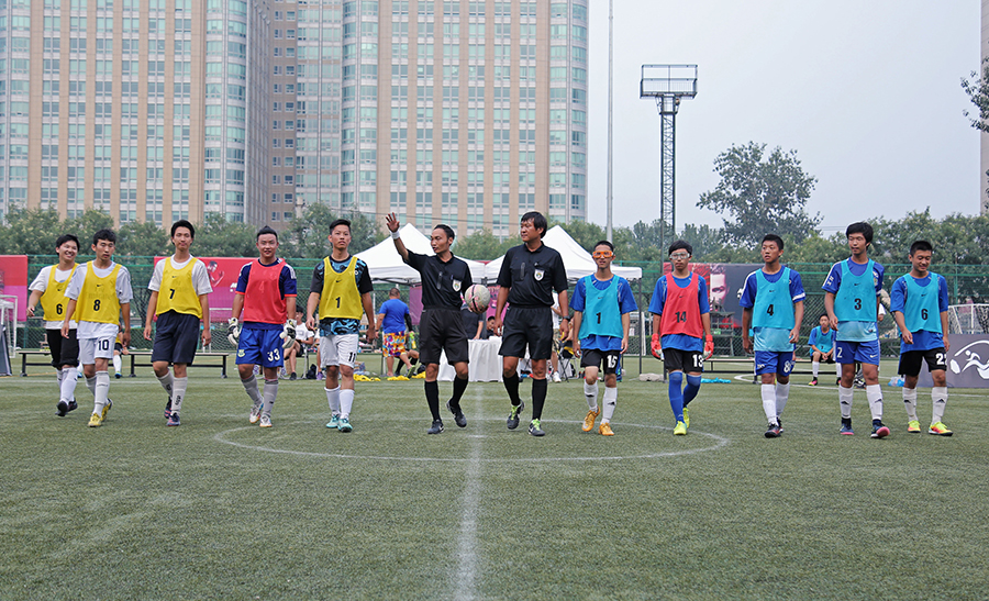 球员冲进场内袭击裁判 联赛通报禁赛5年